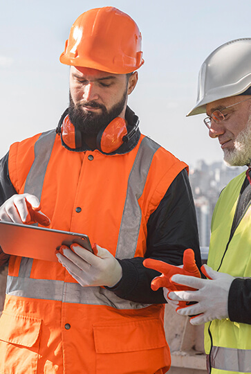 Dois engenheiros lendo informações em tablet